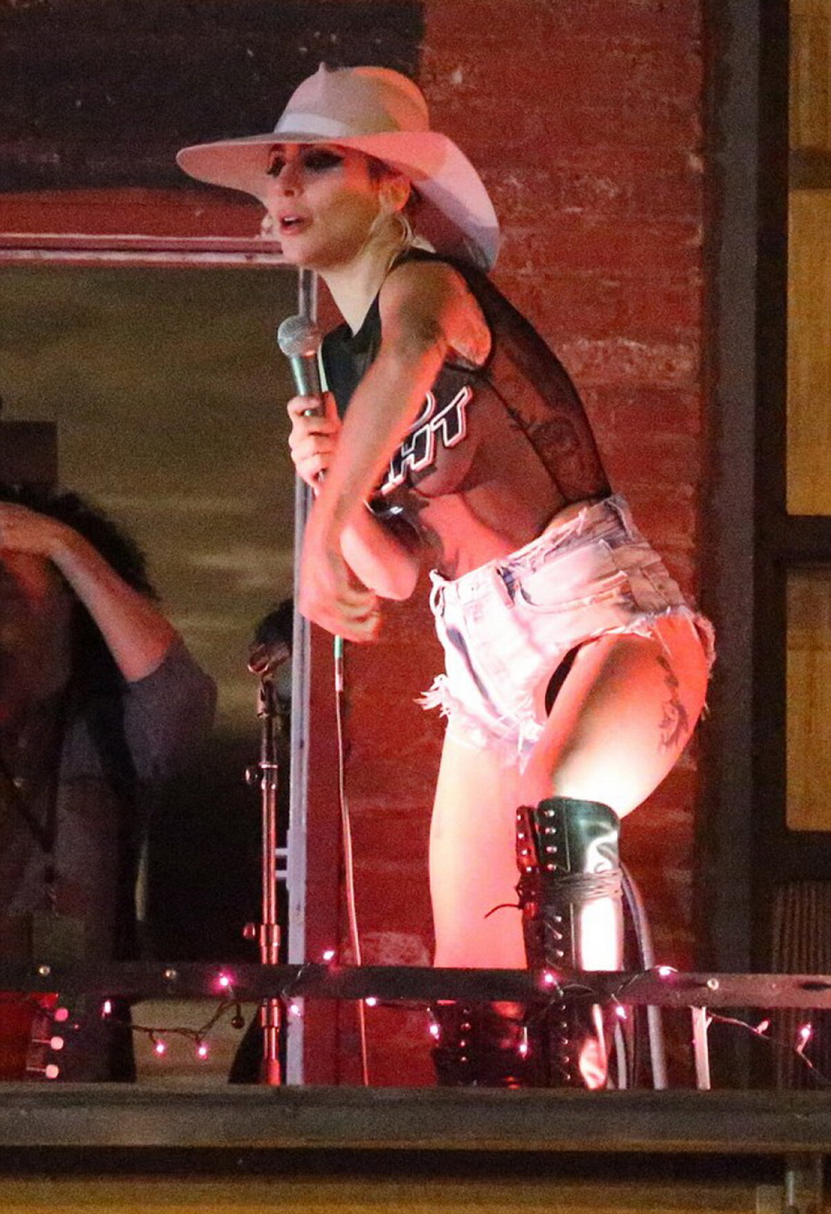 GALERIE FOTO » Lady Gaga, o nouă ținută incendiară