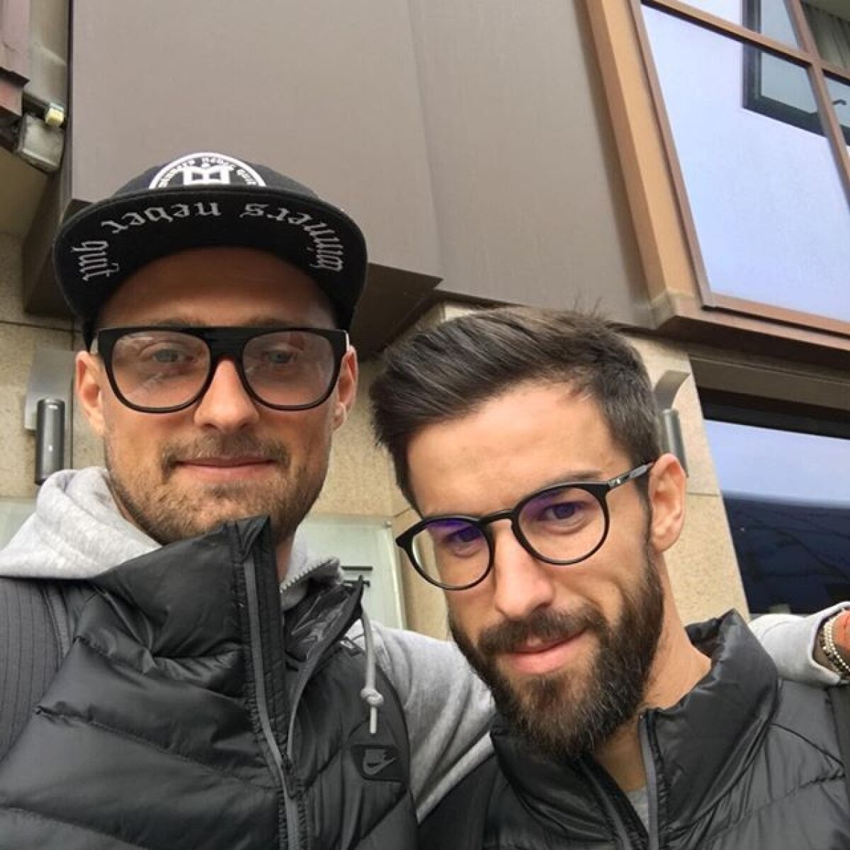 Ochelarii lui Mou » Reghe a surprins la conferința de presă. Cât costă accesoriul purtat de antrenor