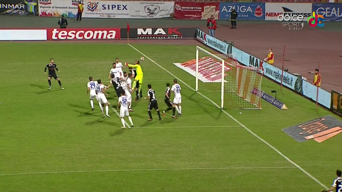 FOTO + VIDEO Gafă antologică a portarului în minutul 5 la Dinamo - Pandurii: și-a băgat mingea în poartă!