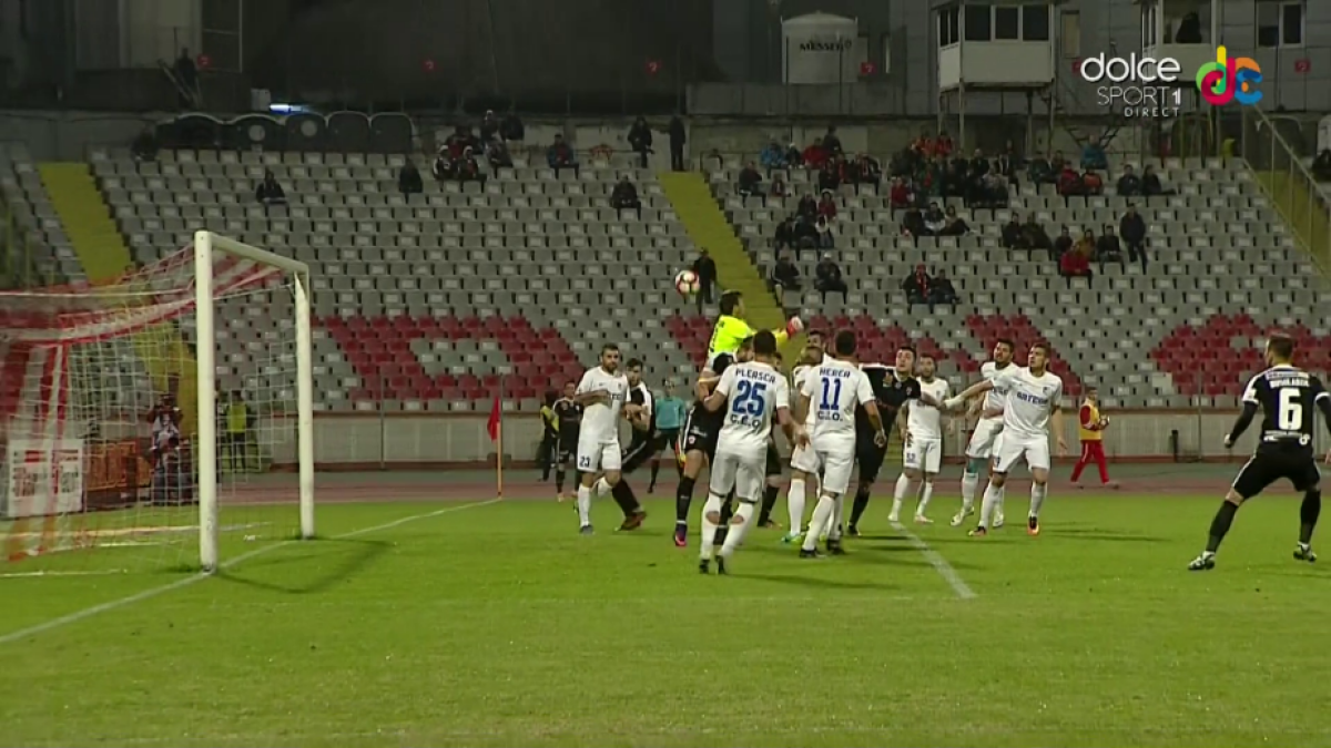 FOTO + VIDEO Gafă antologică a portarului în minutul 5 la Dinamo - Pandurii: și-a băgat mingea în poartă!