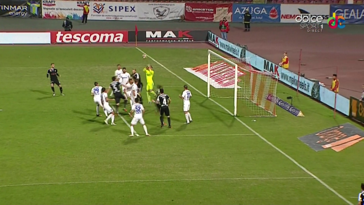 FOTO + VIDEO Gafă antologică a portarului în minutul 5 la Dinamo - Pandurii: și-a băgat mingea în poartă!