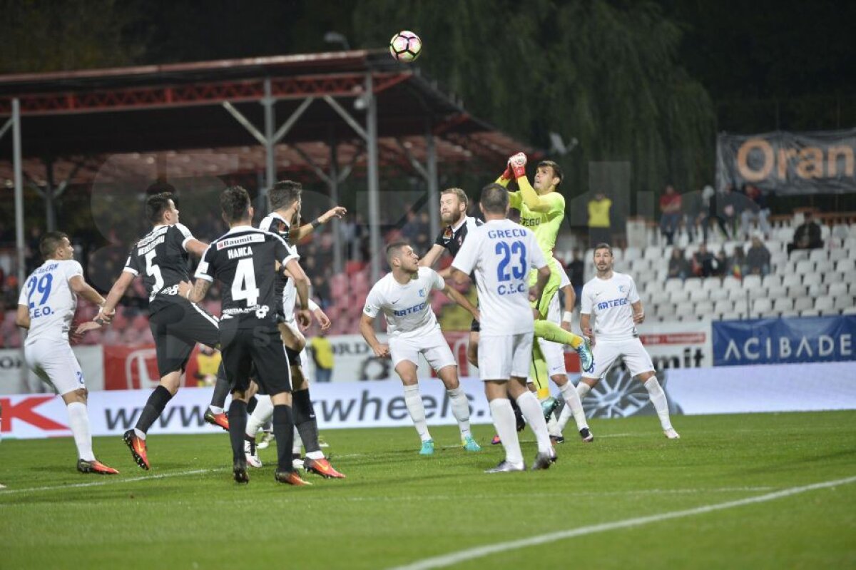 FOTO + VIDEO Gafă antologică a portarului în minutul 5 la Dinamo - Pandurii: și-a băgat mingea în poartă!