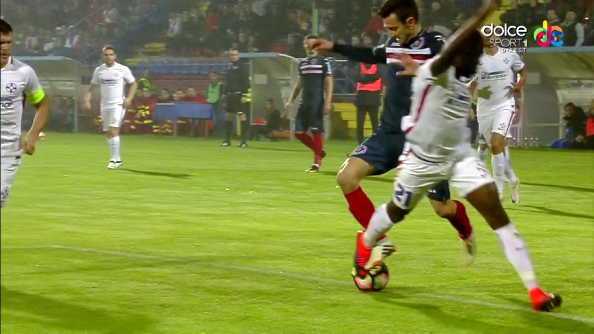 FOTO » Două mari greșeli de arbitraj în prima repriză la ASA - Steaua! Mureșenii n-au primit un penalty, Surdu trebuia eliminat