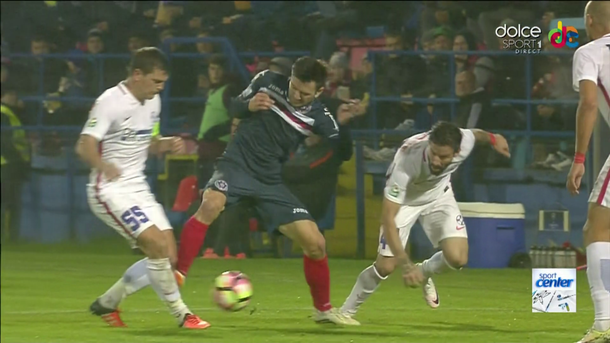 FOTO » Două mari greșeli de arbitraj în prima repriză la ASA - Steaua! Mureșenii n-au primit un penalty, Surdu trebuia eliminat