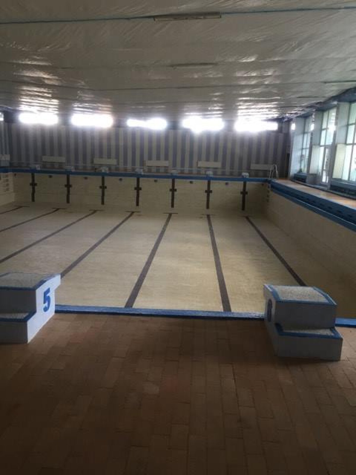 FOTO "Nu avem apă în bazin de o lună!"  » Înotătorii de la LPS Brăila, printre care un campion național, nu se antrenează din septembrie
