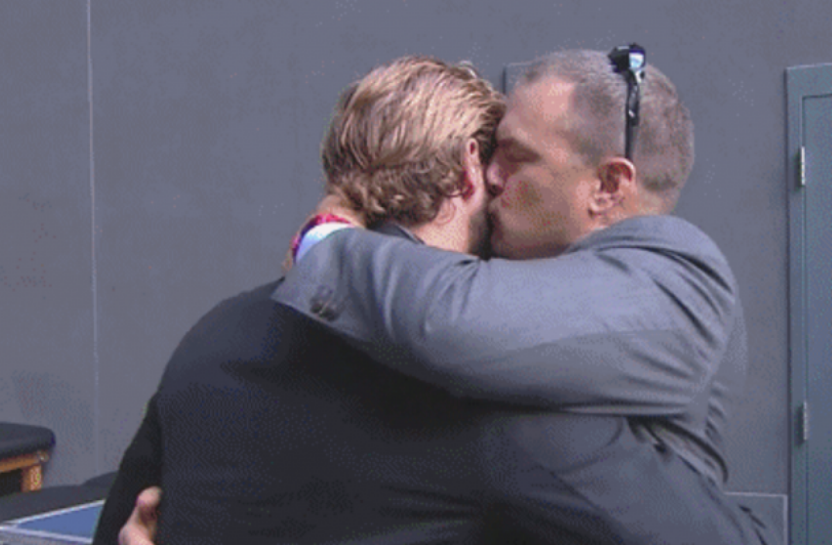 FOTO Fără discursuri motivaționale! Un antrenor are o metodă inedită pentru a-și mobiliza jucătorii: terapie cu pupici :)