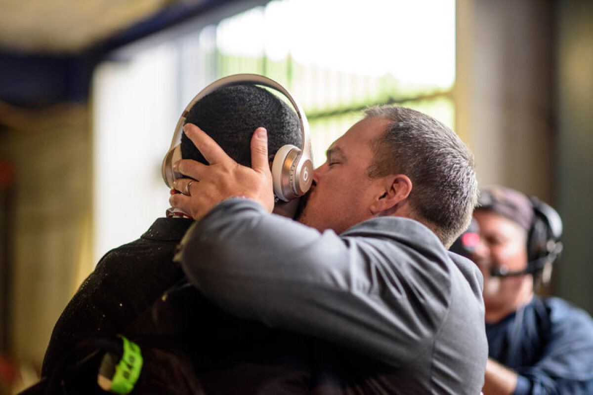 FOTO Fără discursuri motivaționale! Un antrenor are o metodă inedită pentru a-și mobiliza jucătorii: terapie cu pupici :)