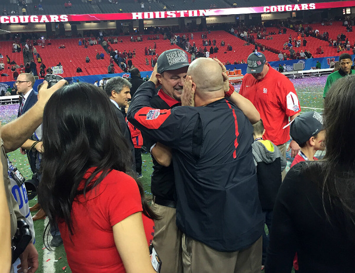 FOTO Fără discursuri motivaționale! Un antrenor are o metodă inedită pentru a-și mobiliza jucătorii: terapie cu pupici :)