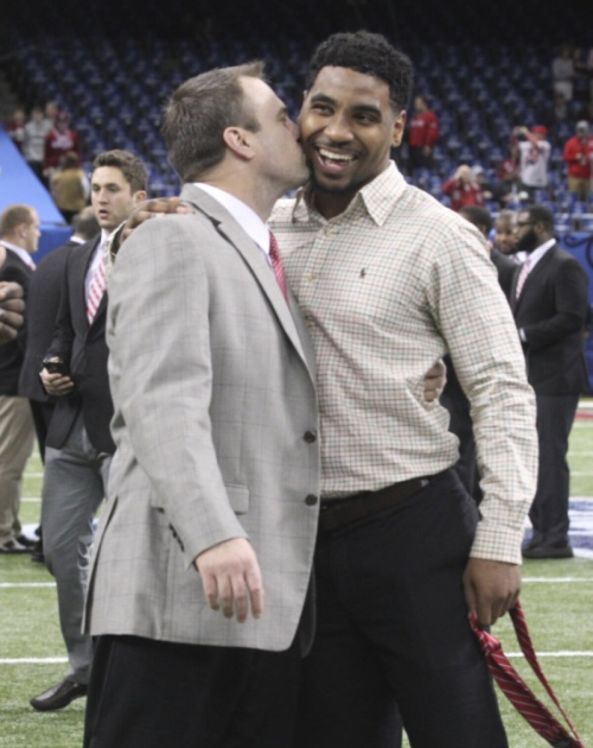 FOTO Fără discursuri motivaționale! Un antrenor are o metodă inedită pentru a-și mobiliza jucătorii: terapie cu pupici :)