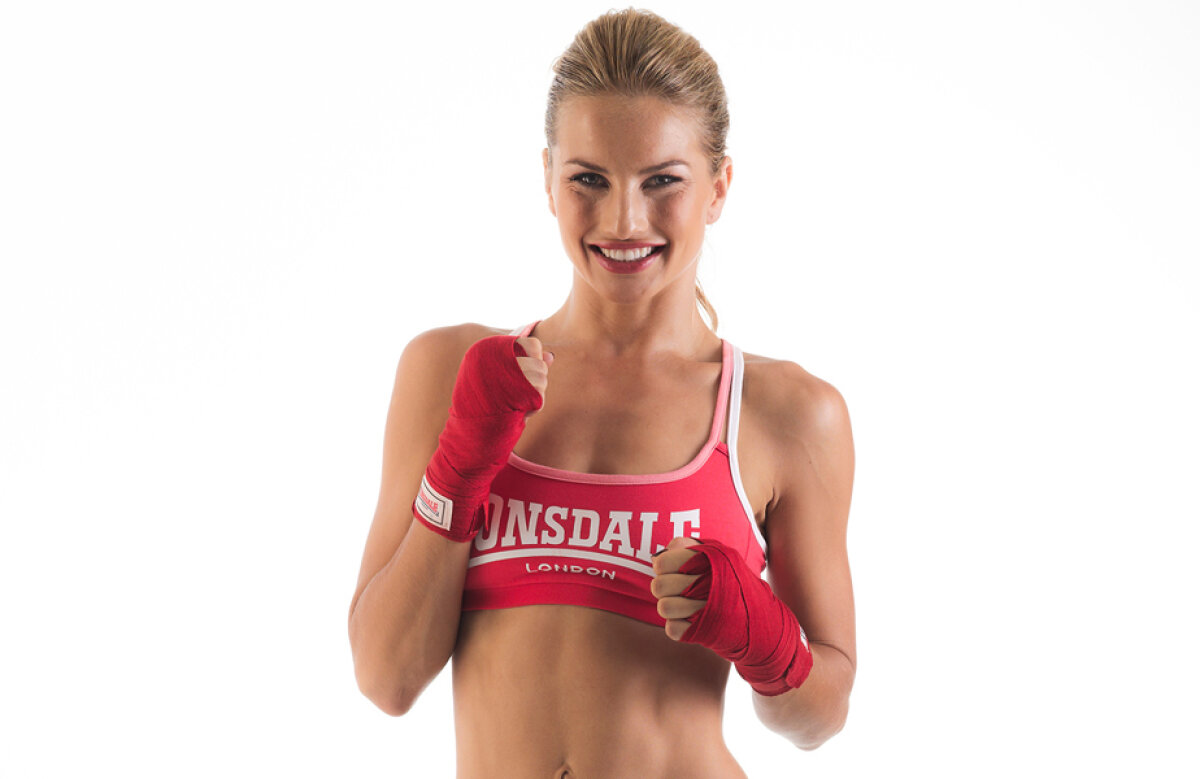 FOTO Splendoare cu mănuși » Pe cât este de frumoasă, pe atât este de periculoasă în ring!