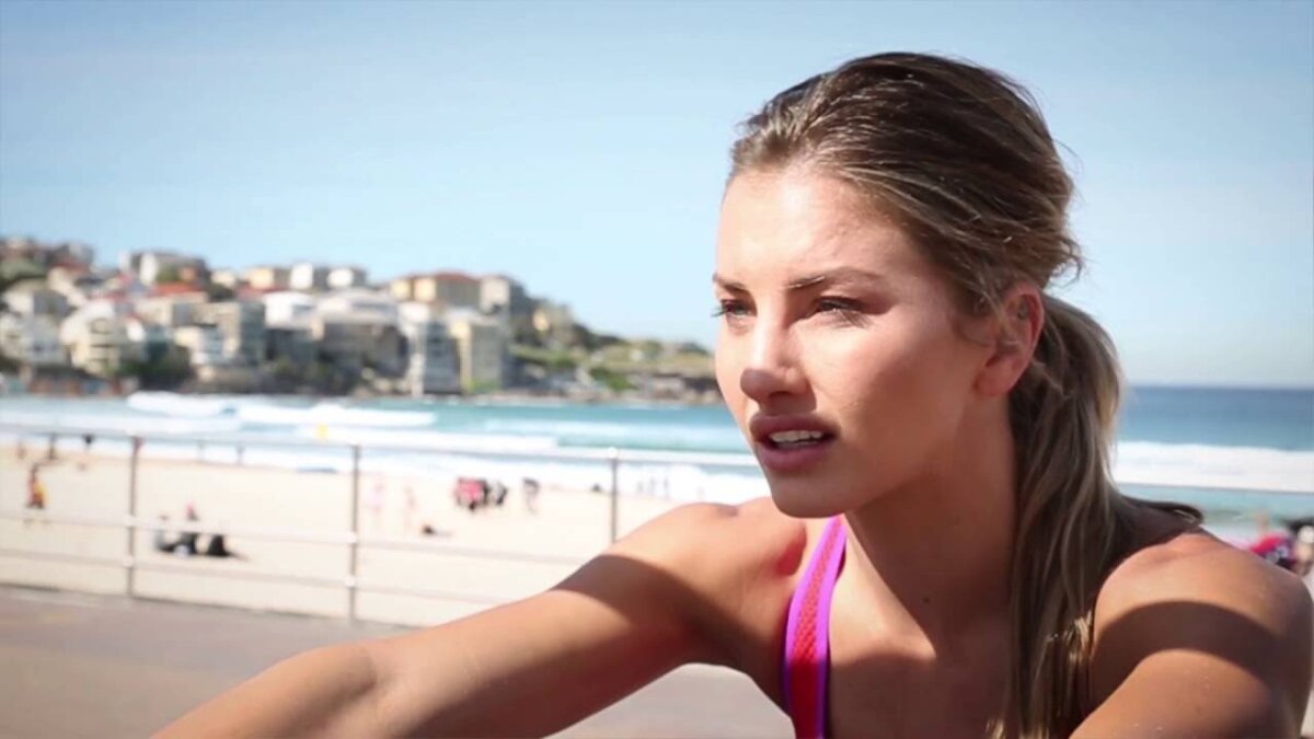 FOTO Splendoare cu mănuși » Pe cât este de frumoasă, pe atât este de periculoasă în ring!