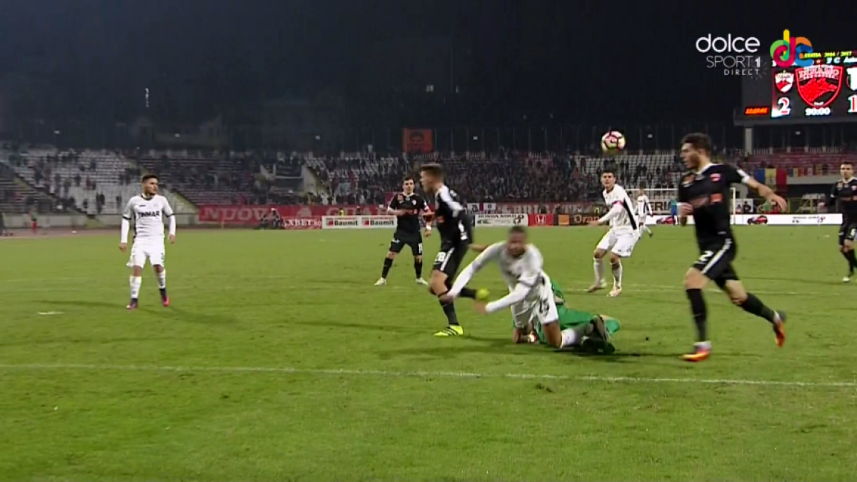 FOTO + VIDEO » 11 metri controversat în ultimul minut, în Astra - Dinamo 2-2 » "Nu văd niciun penalty"