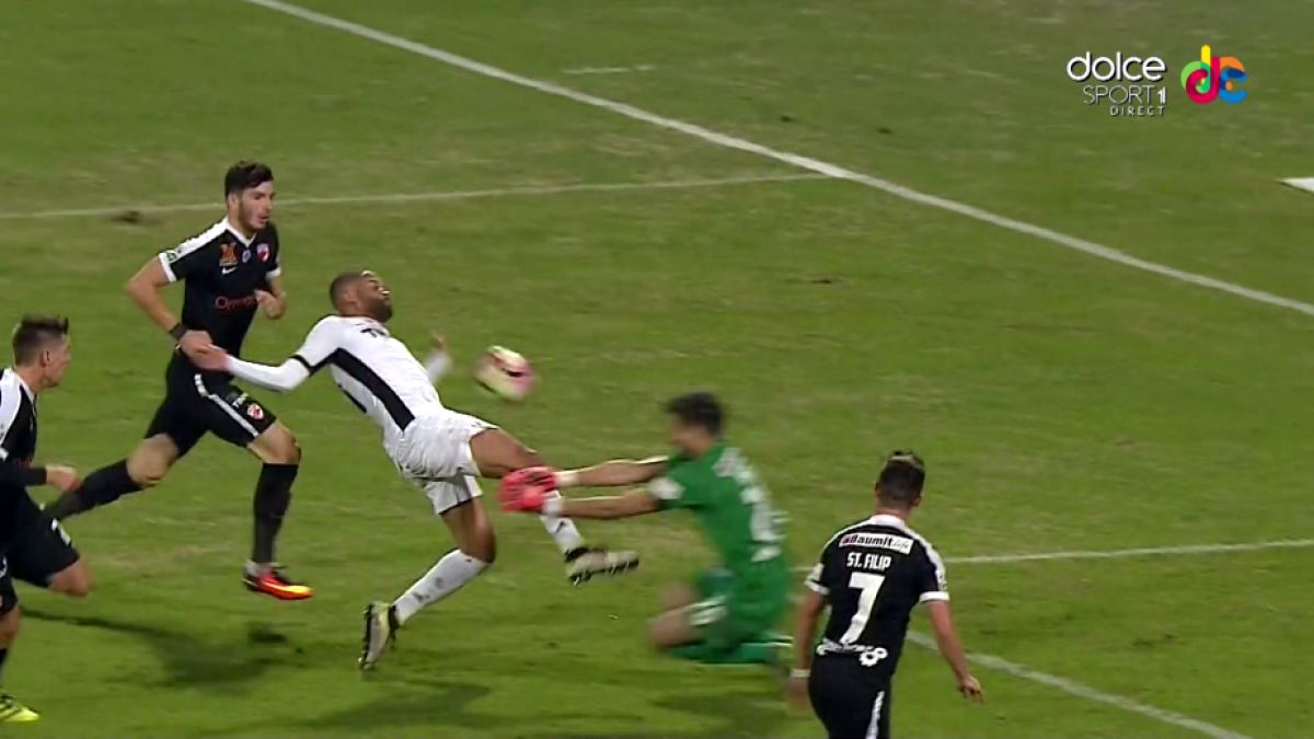 FOTO + VIDEO » 11 metri controversat în ultimul minut, în Astra - Dinamo 2-2 » "Nu văd niciun penalty"
