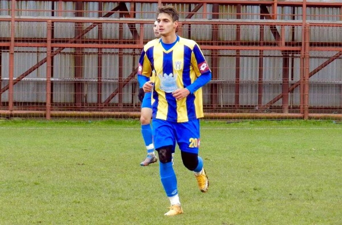 FOTO Și-a agățat la propriu ghetele-n cui! » Un atacant format de Dinamo se retrage la numai 25 de ani