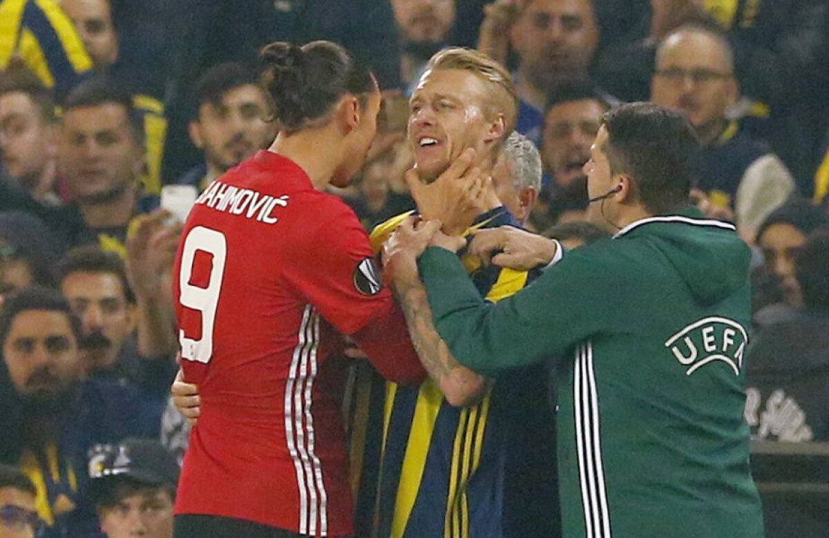 VIDEO + FOTO Zlatan a fost pus pe scandal la meciul cu Fenerbahce » I-a băgat mâna-n gât unui adversar și l-a sfidat pe arbitru