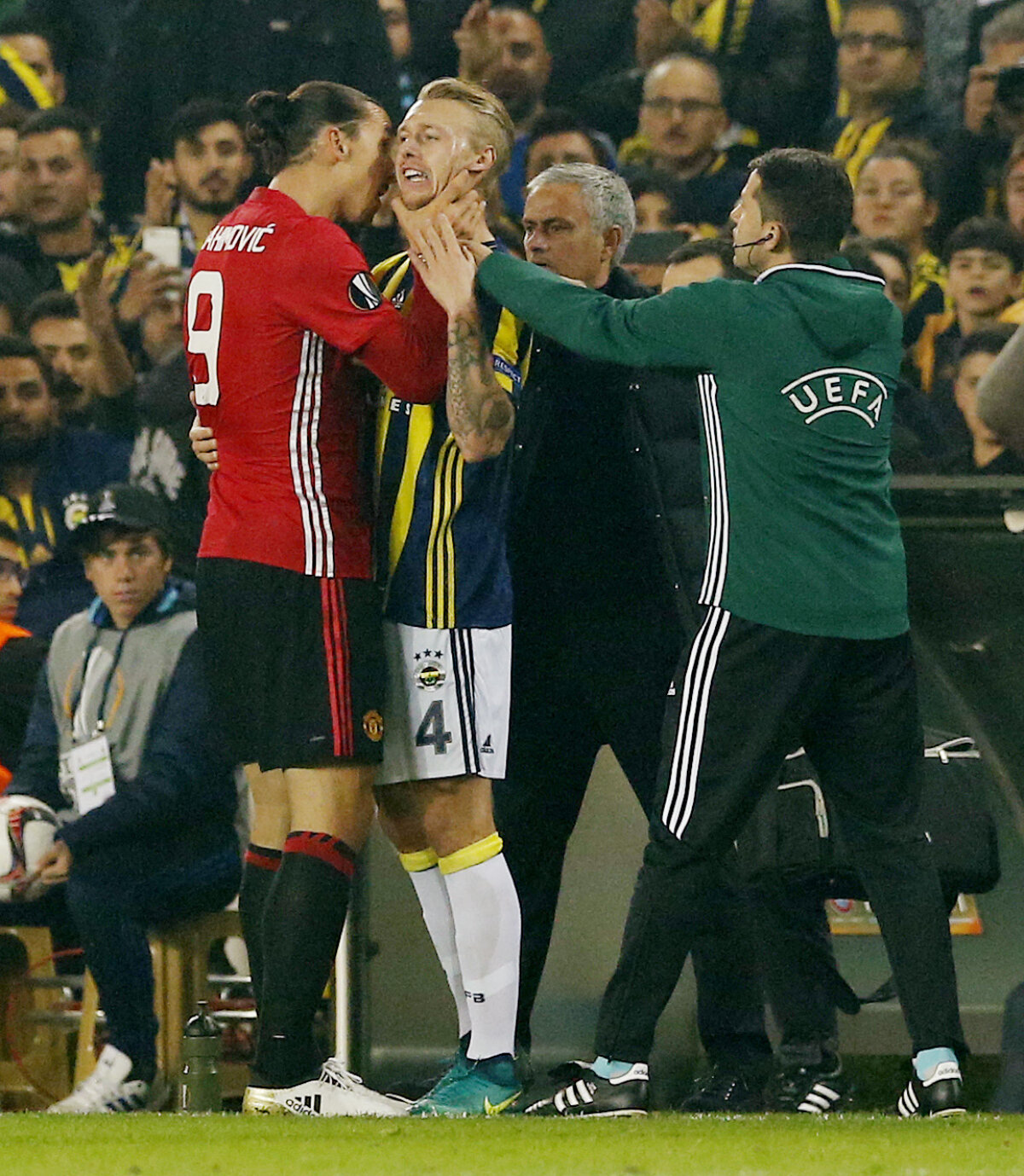 VIDEO + FOTO Zlatan a fost pus pe scandal la meciul cu Fenerbahce » I-a băgat mâna-n gât unui adversar și l-a sfidat pe arbitru