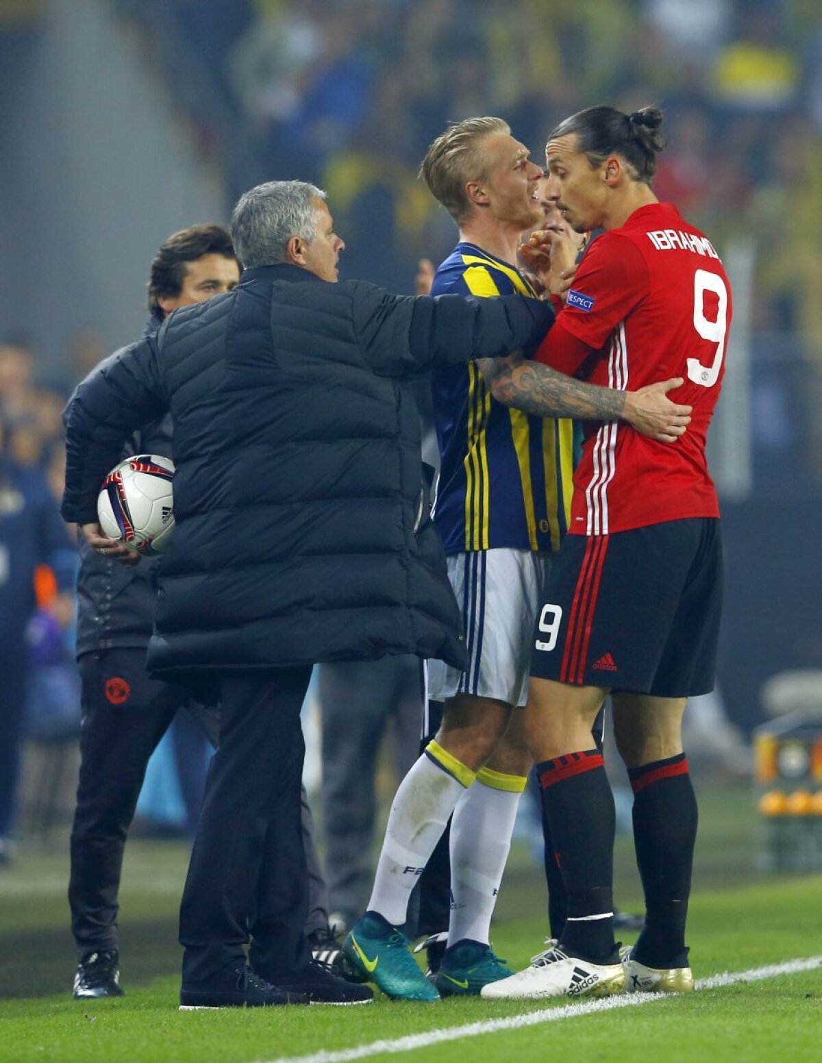 VIDEO + FOTO Zlatan a fost pus pe scandal la meciul cu Fenerbahce » I-a băgat mâna-n gât unui adversar și l-a sfidat pe arbitru