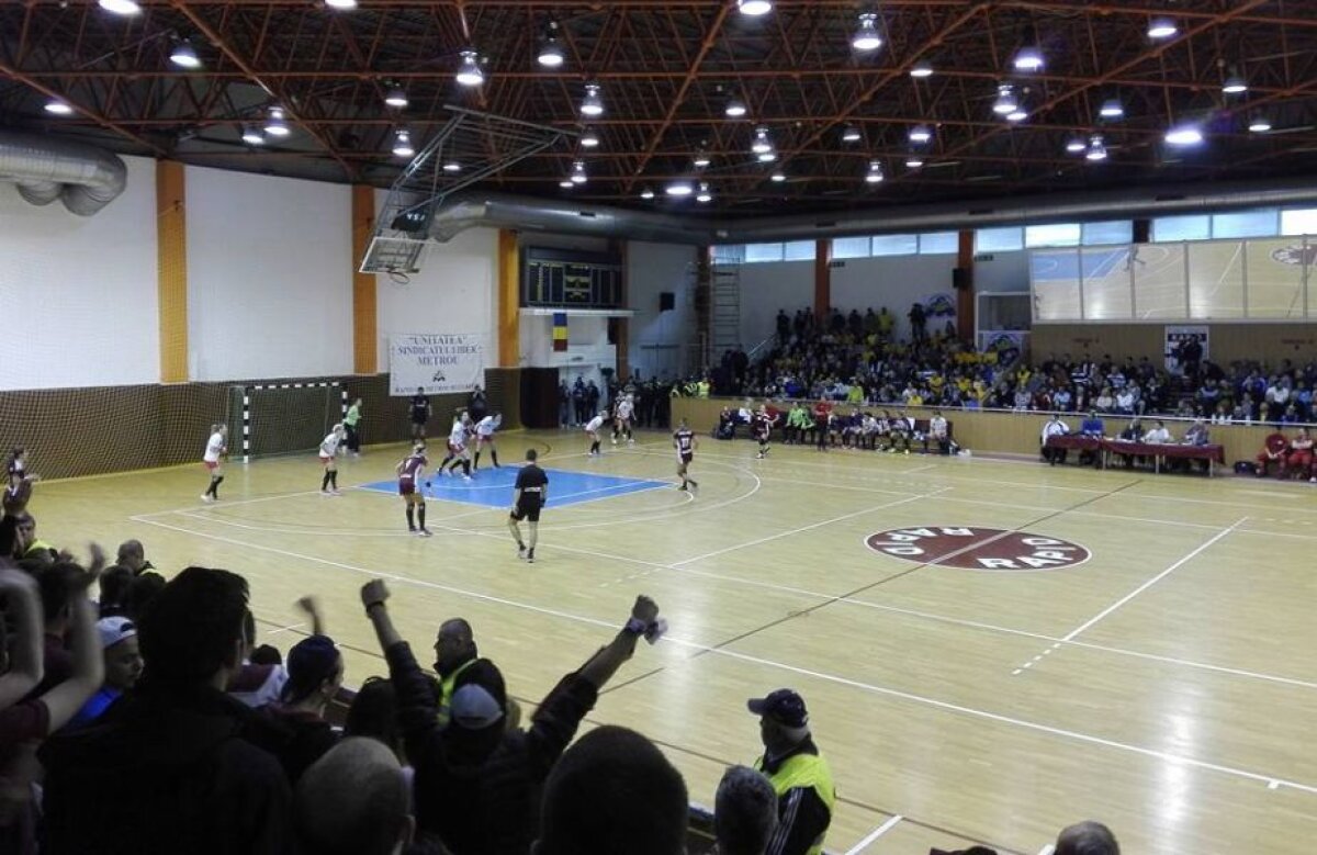 VIDEO și FOTO Fanii giuleșteni au creat o atmosferă senzațională în Sala Rapid, la derbyul cu Dinamo de la handbal! Interviurile de după meci, amânate: "Nu auzim nimic!"