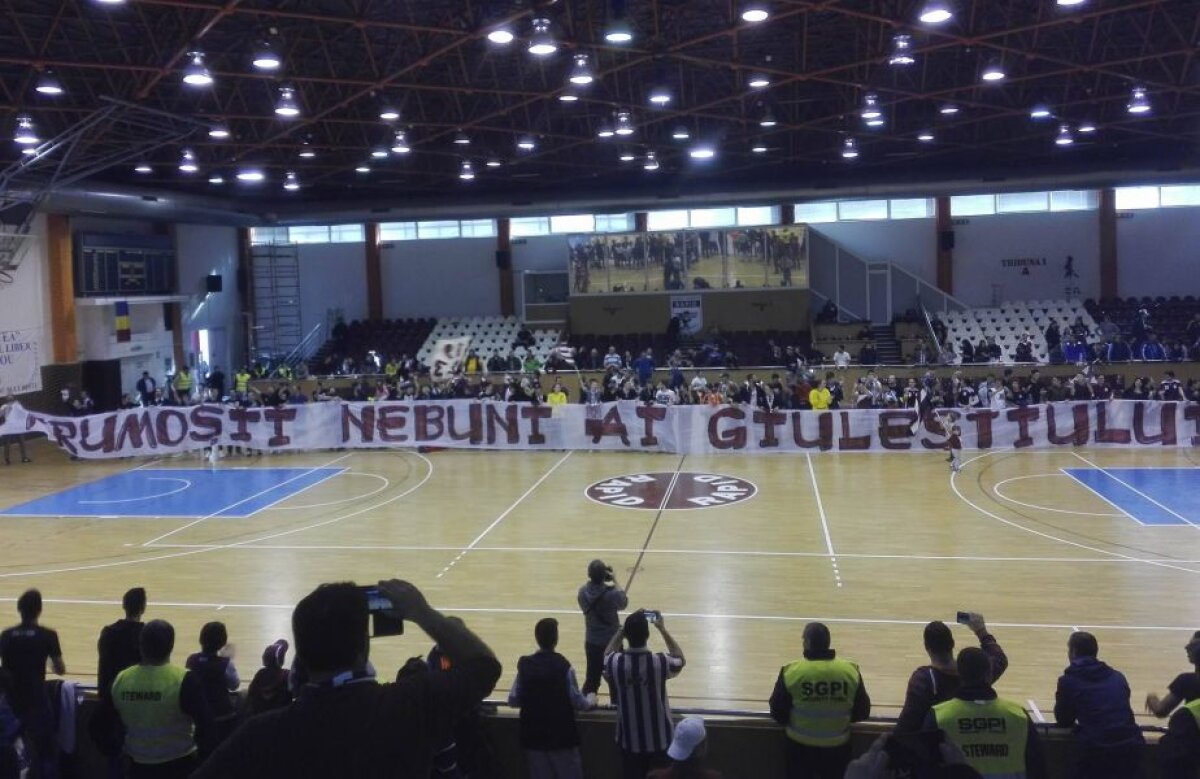 VIDEO și FOTO Fanii giuleșteni au creat o atmosferă senzațională în Sala Rapid, la derbyul cu Dinamo de la handbal! Interviurile de după meci, amânate: "Nu auzim nimic!"