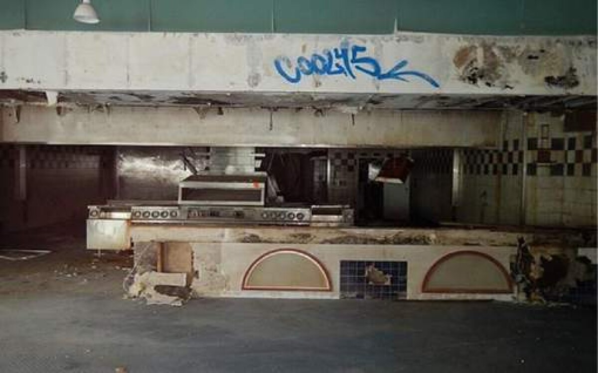 FOTO Cum arată un restaurant plutitor McDonalds lăsat în derivă pe ape