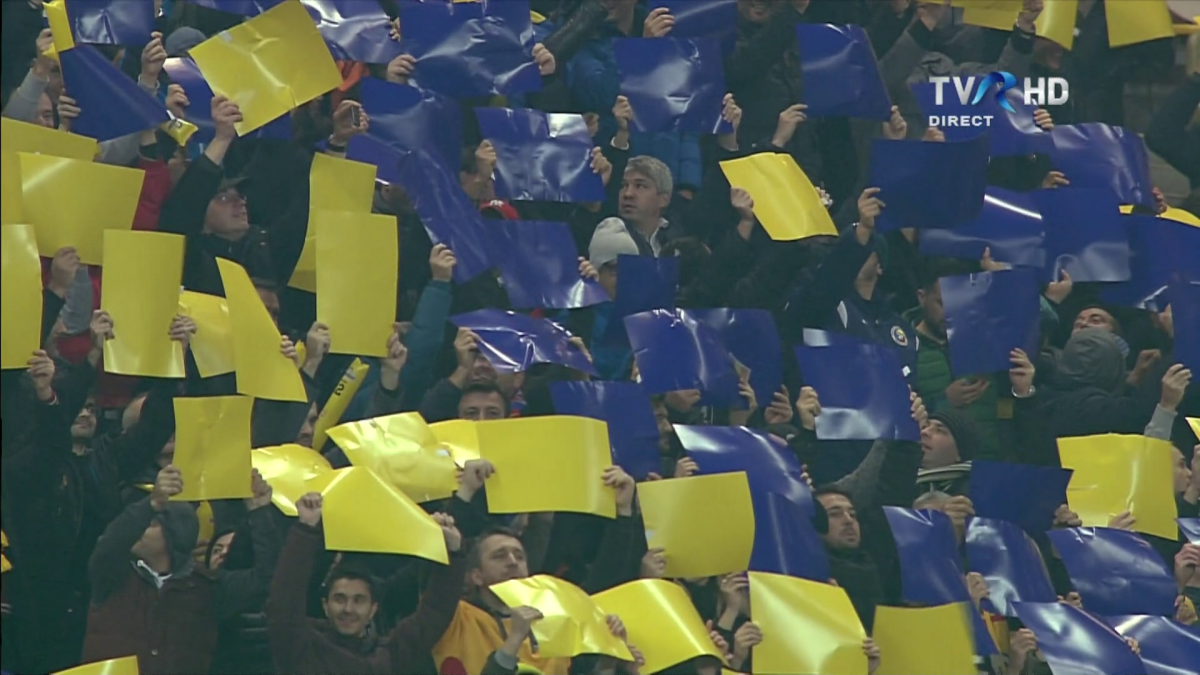 VIDEO+FOTO Două incidente grave în România - Polonia » Lewandowski pus la pământ de petardele românilor