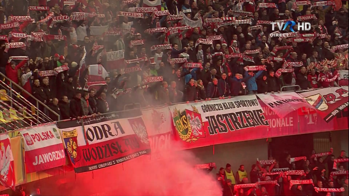 VIDEO+FOTO Două incidente grave în România - Polonia » Lewandowski pus la pământ de petardele românilor