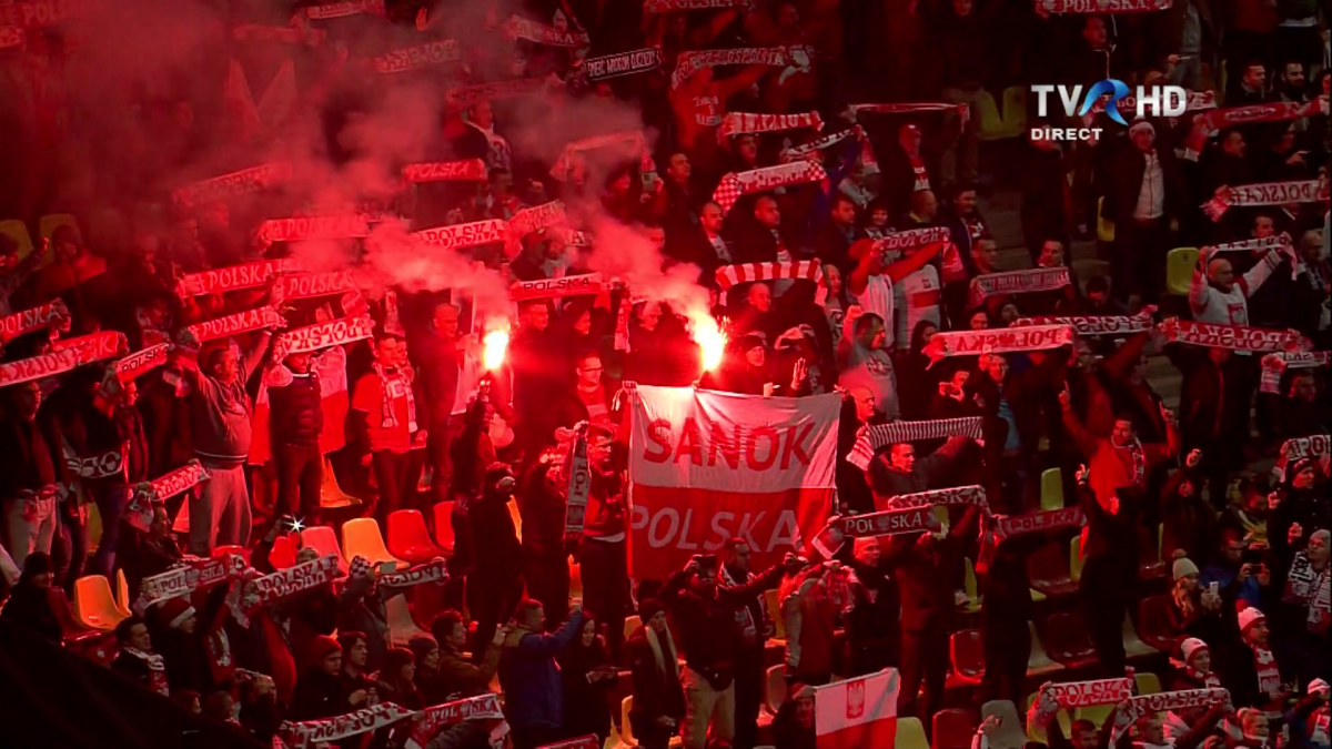 VIDEO+FOTO Două incidente grave în România - Polonia » Lewandowski pus la pământ de petardele românilor