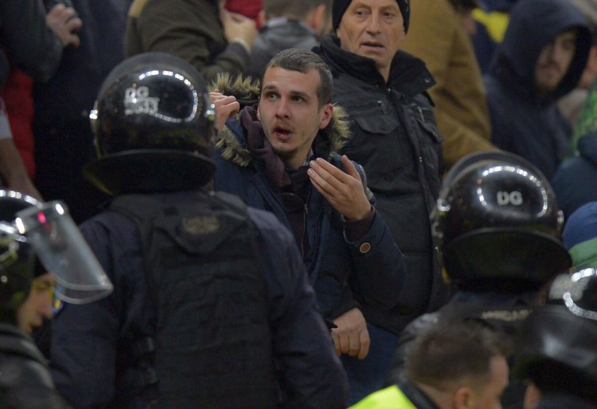 VIDEO+FOTO Două incidente grave în România - Polonia » Lewandowski pus la pământ de petardele românilor