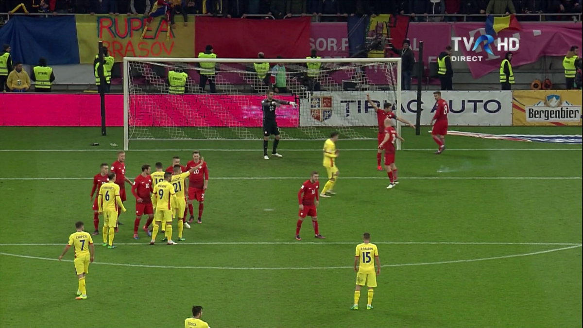 VIDEO+FOTO Două incidente grave în România - Polonia » Lewandowski pus la pământ de petardele românilor