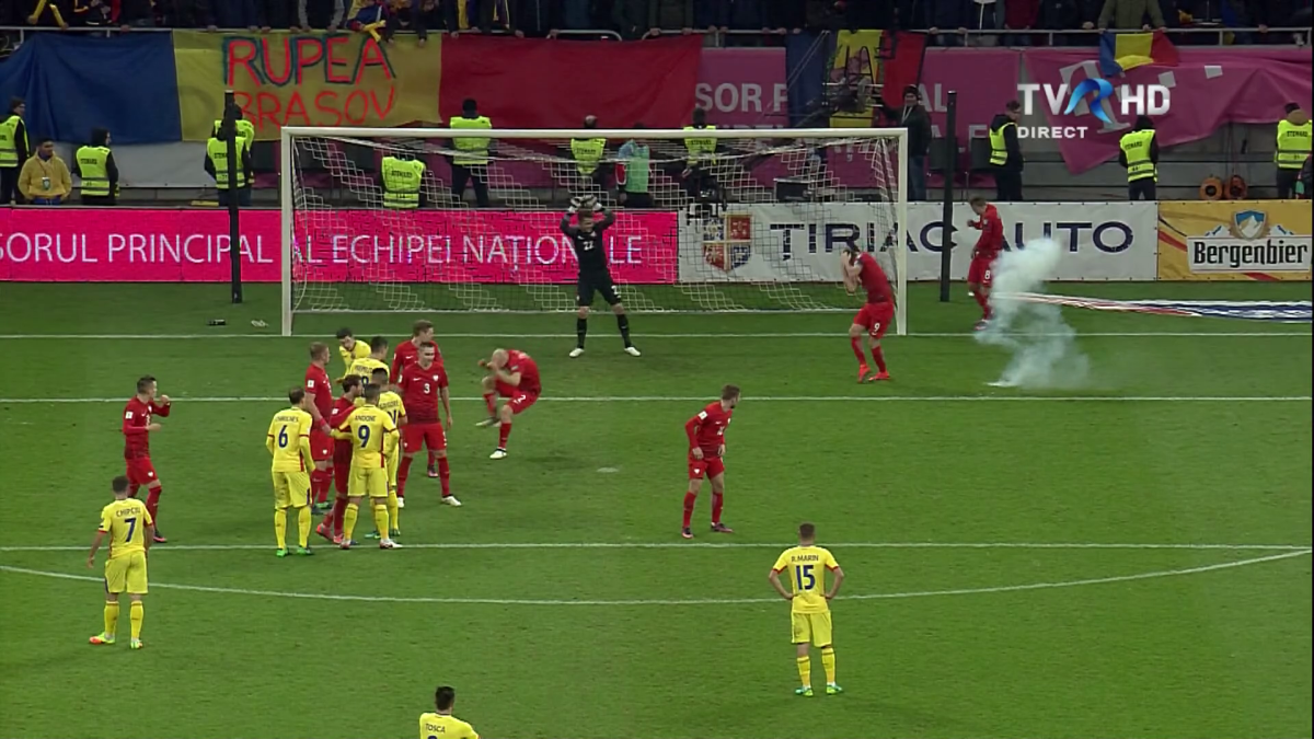 VIDEO+FOTO Două incidente grave în România - Polonia » Lewandowski pus la pământ de petardele românilor