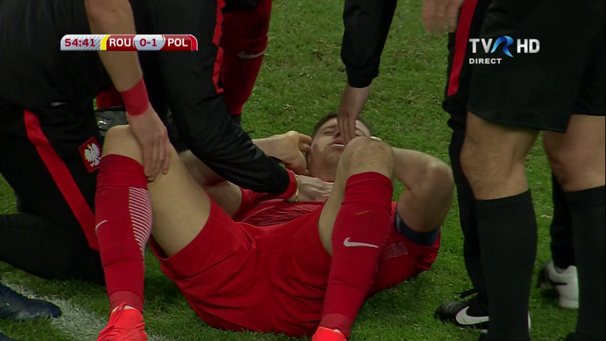 VIDEO+FOTO Două incidente grave în România - Polonia » Lewandowski pus la pământ de petardele românilor