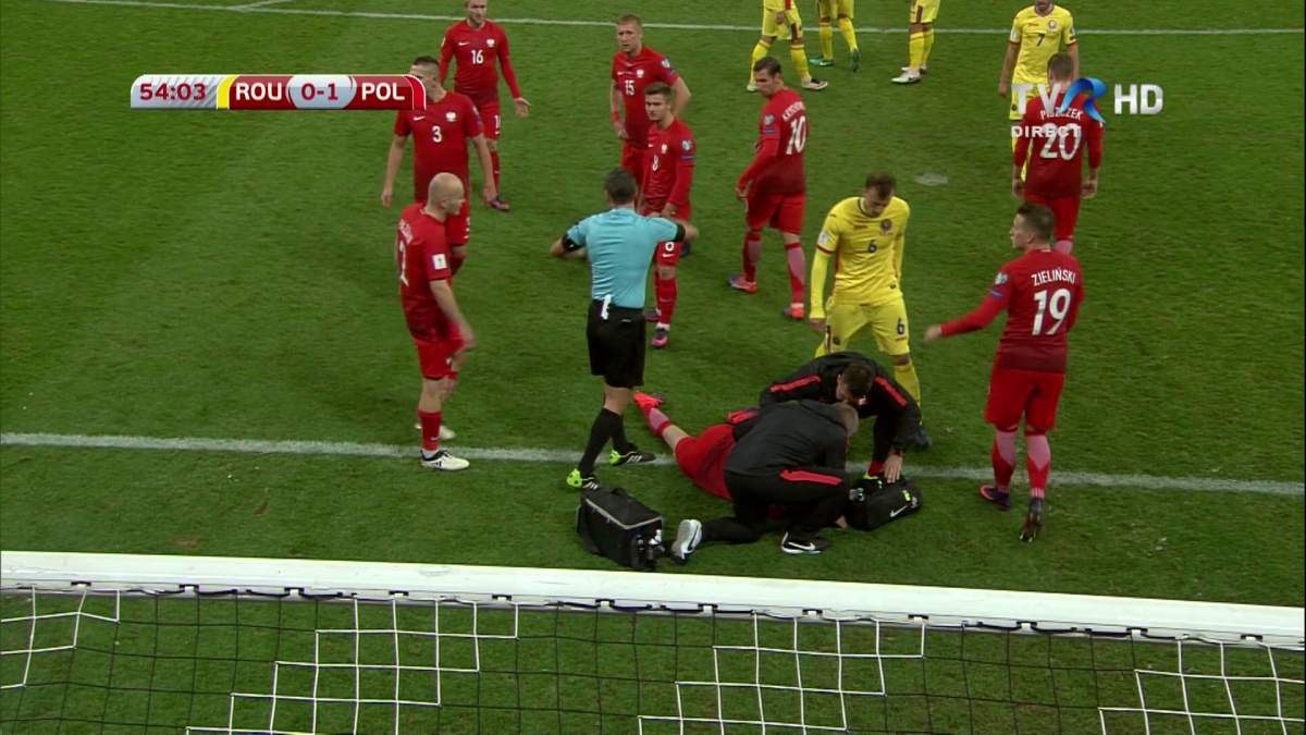 VIDEO+FOTO Două incidente grave în România - Polonia » Lewandowski pus la pământ de petardele românilor