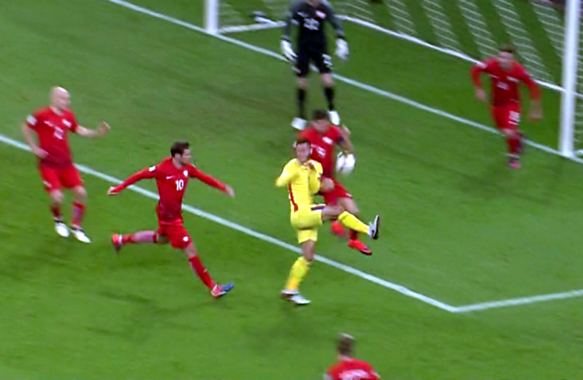 FOTO "Tricolorii" au cerut penalty la un presupus henț al lui Lewandowski