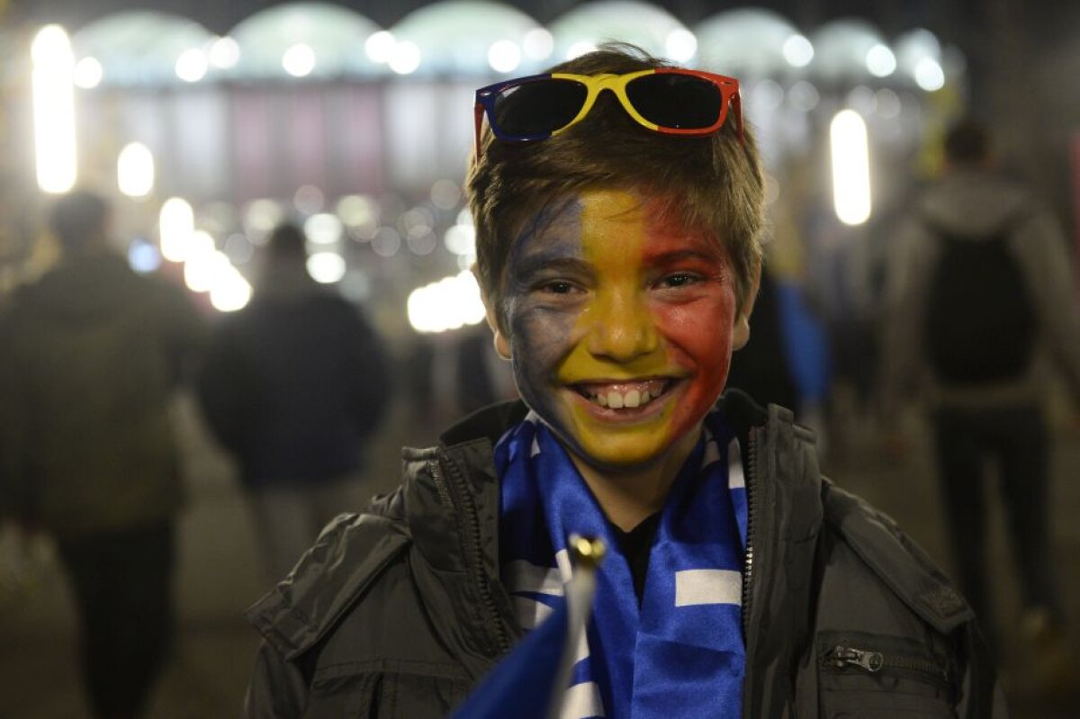 FOTO Fără suporteri cu Danemarca? Fanii au folosit abundent materiale pirotehnice de-a lungul meciului, o petardă a aterizat lângă Lewandowski!