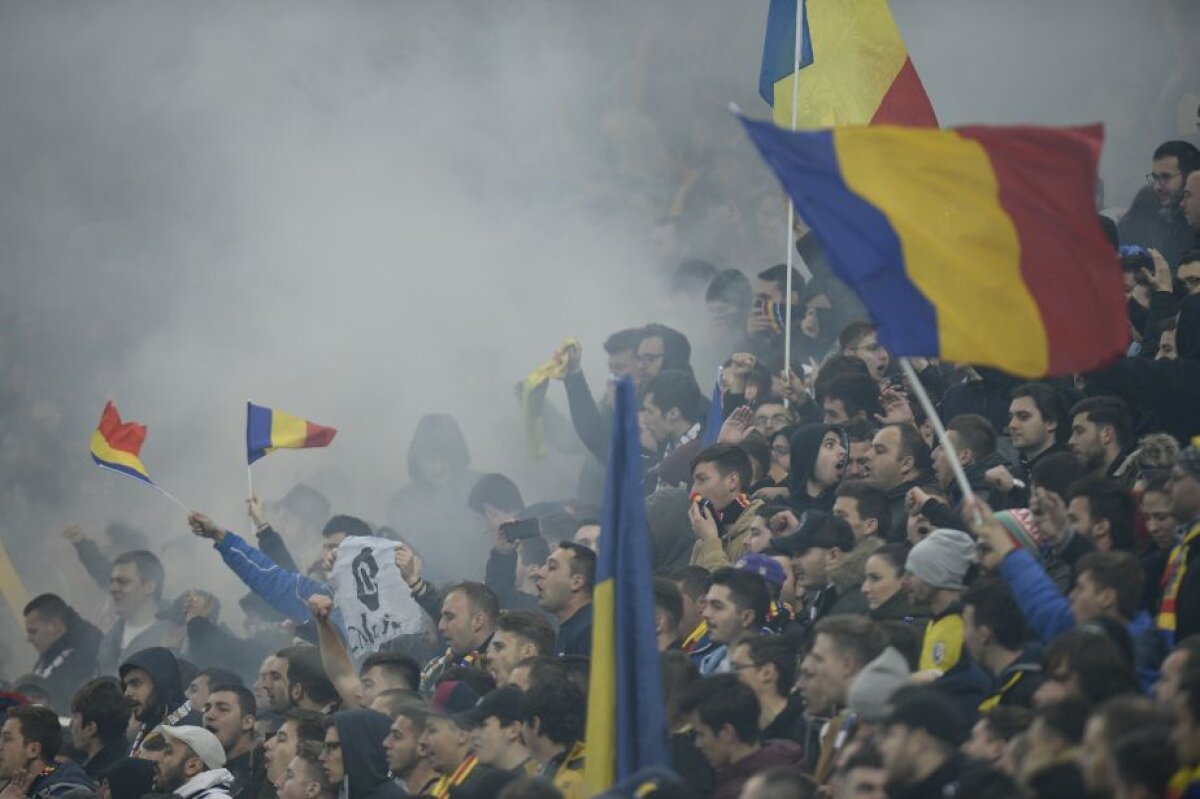 FOTO Fără suporteri cu Danemarca? Fanii au folosit abundent materiale pirotehnice de-a lungul meciului, o petardă a aterizat lângă Lewandowski!