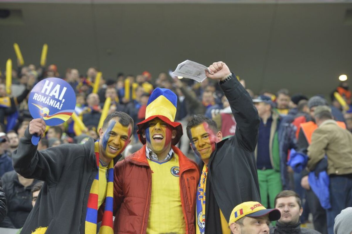 FOTO Fără suporteri cu Danemarca? Fanii au folosit abundent materiale pirotehnice de-a lungul meciului, o petardă a aterizat lângă Lewandowski!