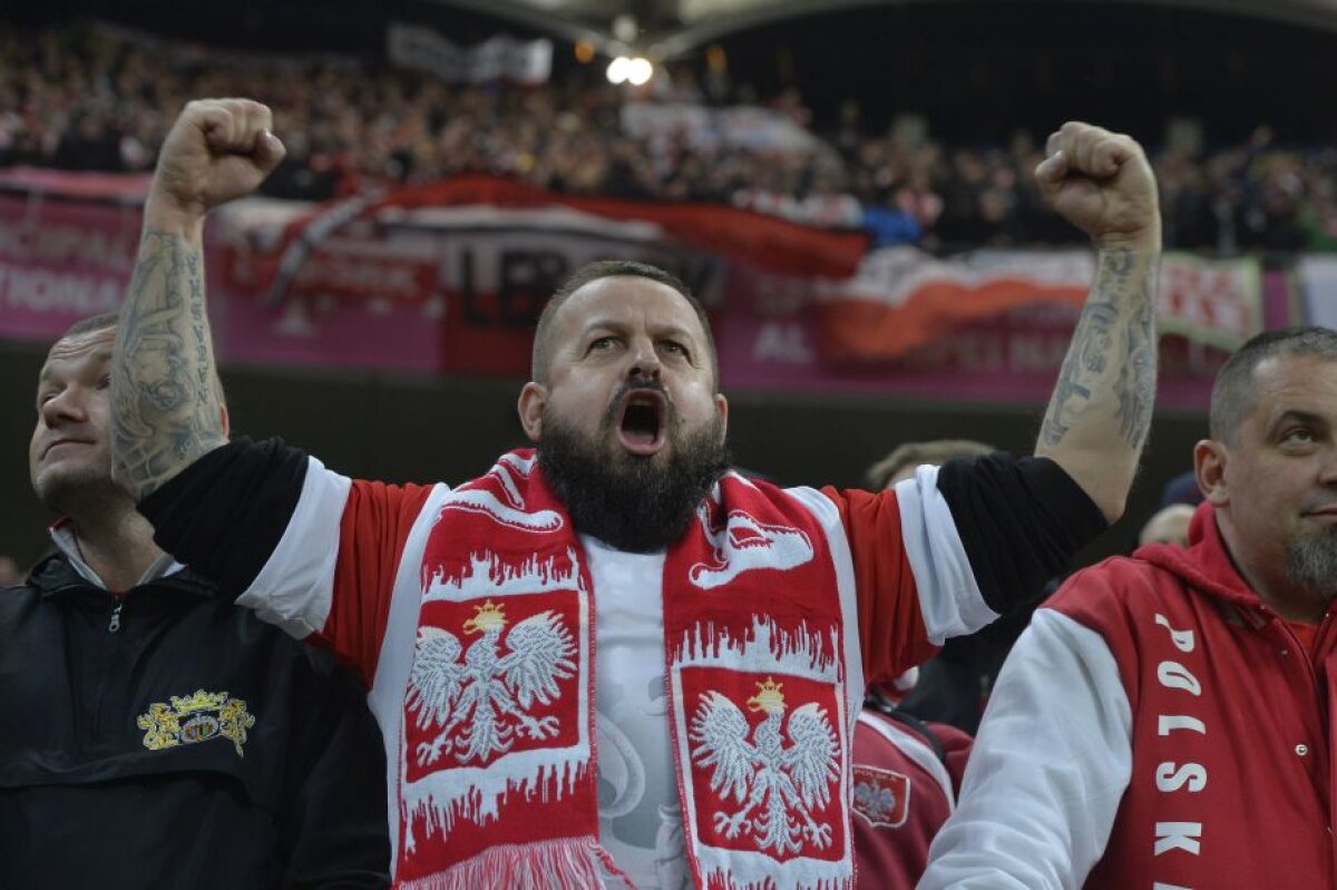 FOTO Fără suporteri cu Danemarca? Fanii au folosit abundent materiale pirotehnice de-a lungul meciului, o petardă a aterizat lângă Lewandowski!