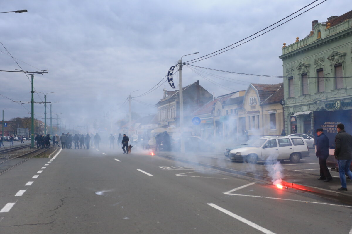 FOTO + VIDEO » UTA - ASU Poli 1-1 » Dramatism, spectacol în tribune și bătăi între fani înainte de meci » Toate rezultatele din Liga a 2-a