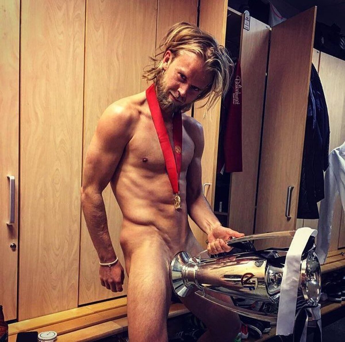 FOTO Nebuni de legat! Danezii se întrec în glume proaste înainte să vină la București