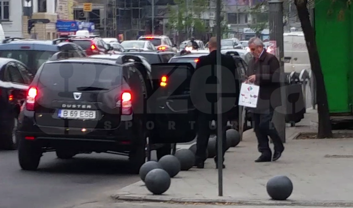 EXCLUSIV VIDEO Atenție, politician în trafic! Tăriceanu a blocat o bandă de mers la Universitate ca să facă shopping!
