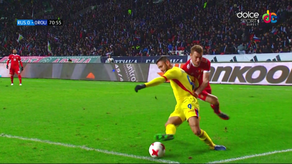 FOTO Fază încinsă: România a cerut penalty la un fault asupra lui Andone. Comportament ciudat al arbitrului