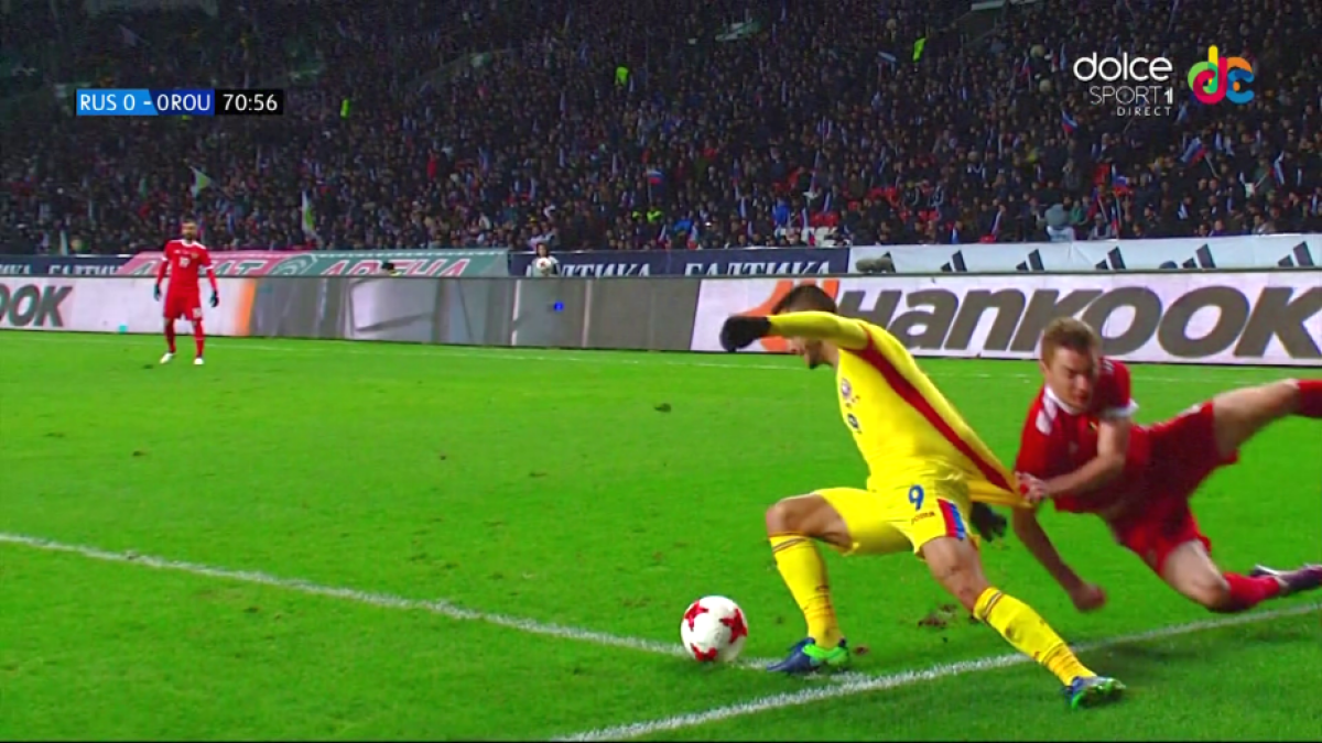 FOTO Fază încinsă: România a cerut penalty la un fault asupra lui Andone. Comportament ciudat al arbitrului