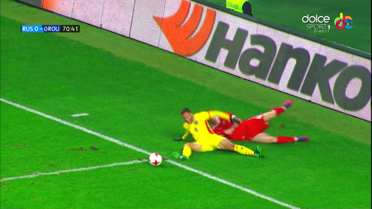 FOTO Fază încinsă: România a cerut penalty la un fault asupra lui Andone. Comportament ciudat al arbitrului
