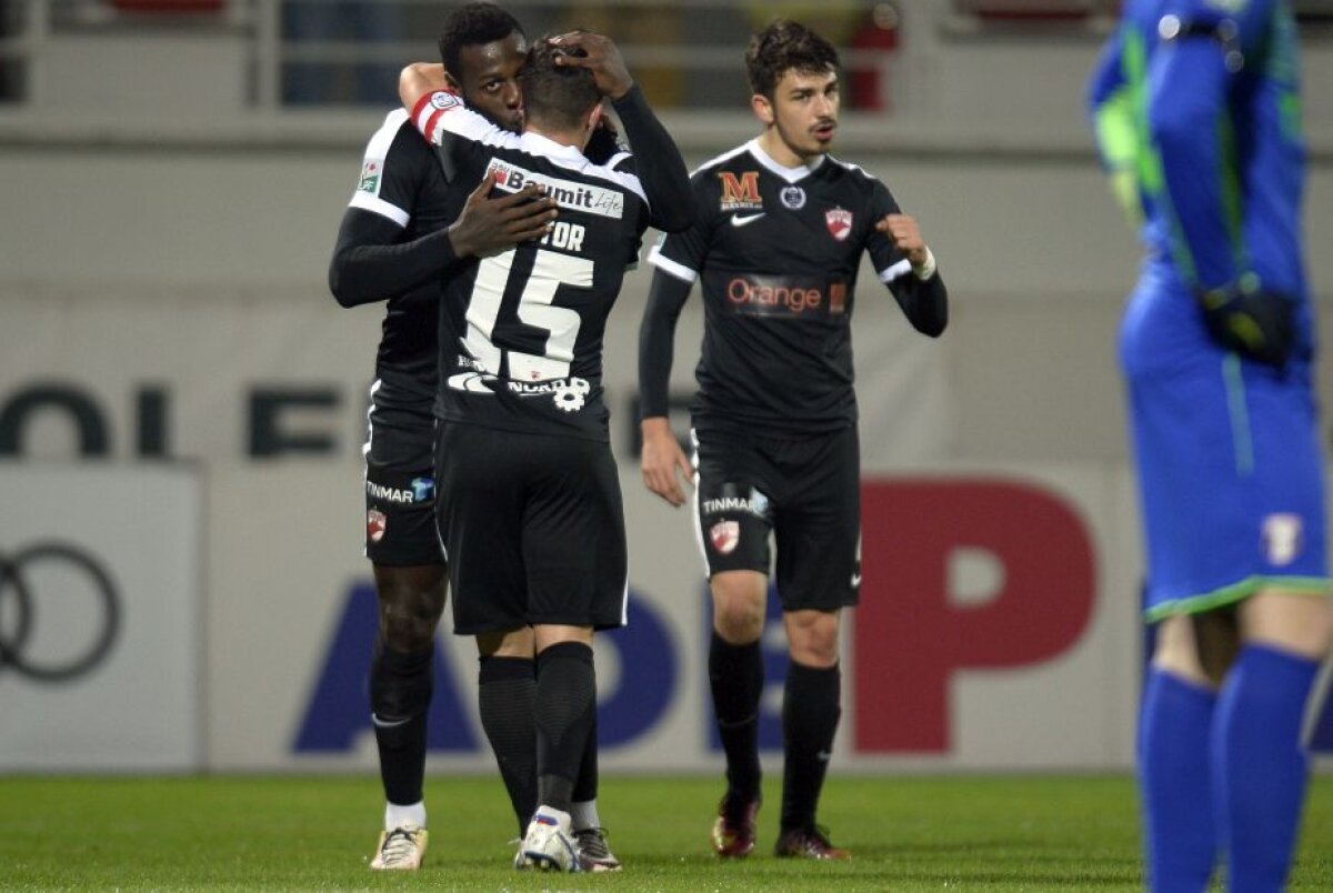 VIDEO+FOTO » Șapte goluri și 3 "roșii" în Astra - Dinamo » "Câinii" vor întâlni Steaua în semifinalele Cupei Ligii