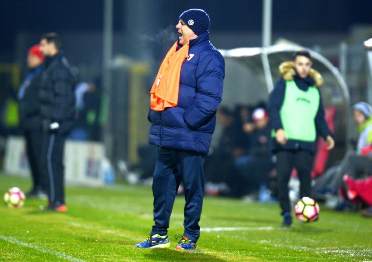 S-a rupt lanțul de iubire! Ultrașii dinamoviști au sărit la Șumudică! Injurii rasiste și acuze dure!