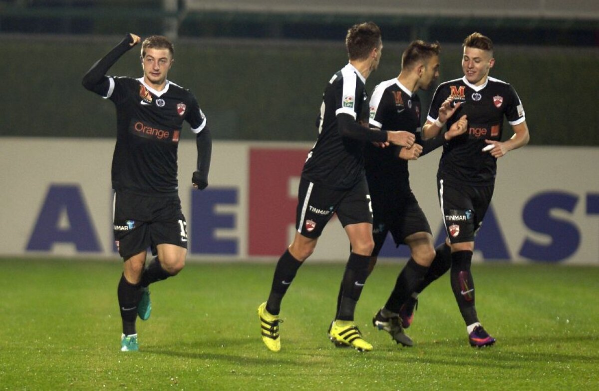 VIDEO+FOTO » Șapte goluri și 3 "roșii" în Astra - Dinamo » "Câinii" vor întâlni Steaua în semifinalele Cupei Ligii