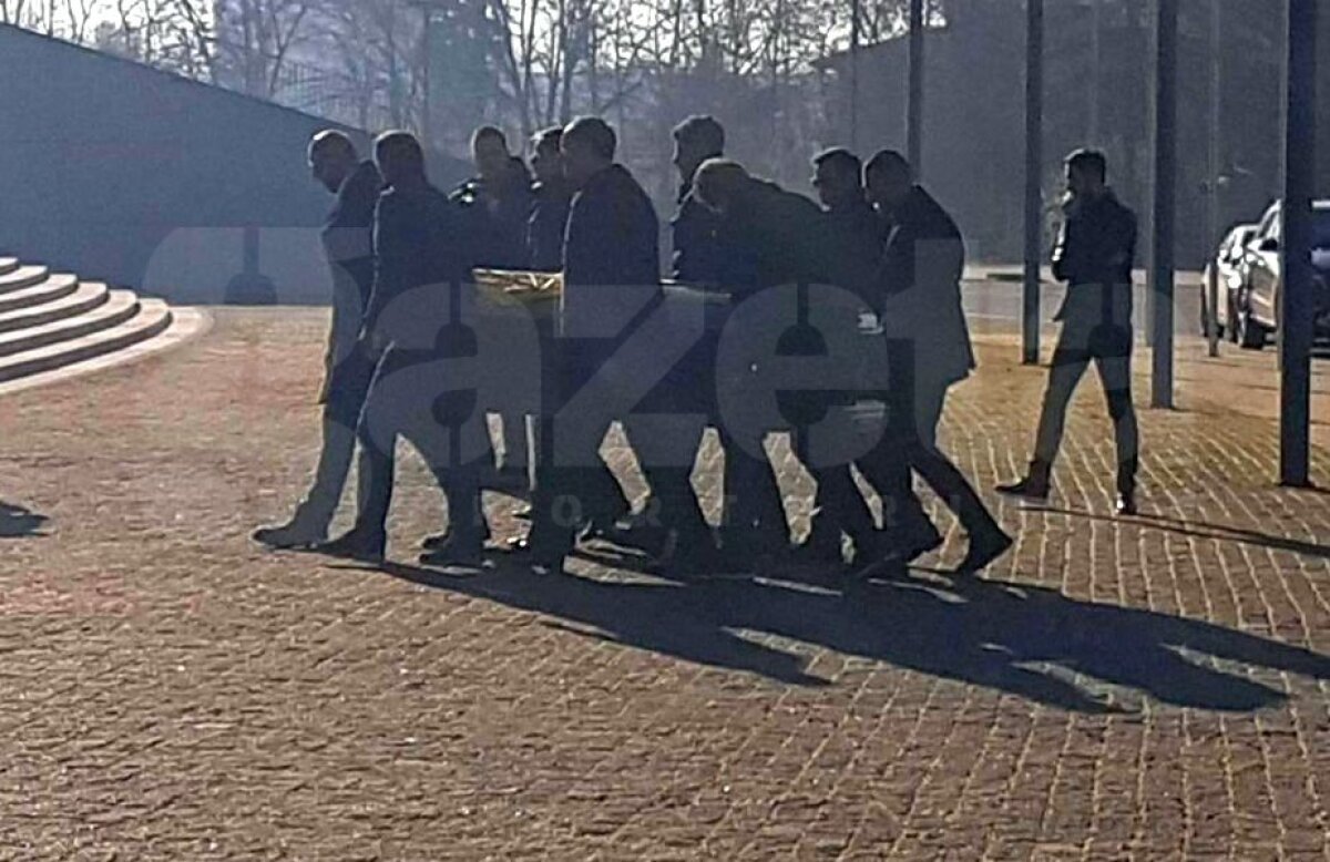 GALERIE FOTO + VIDEO Sicriul lui Daniel Prodan a fost dus la capela din Pipera! Peluza Sud Steaua a venit la Arena Națională și a afișat un banner uriaș