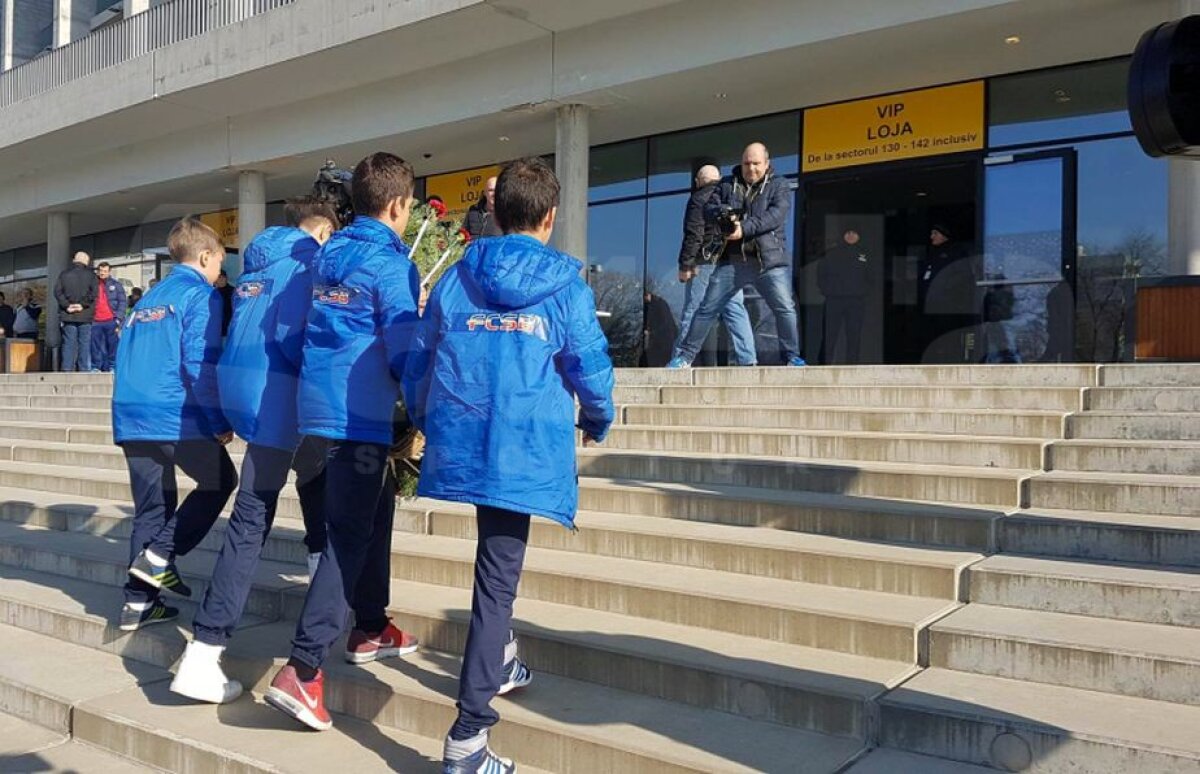 GALERIE FOTO + VIDEO Sicriul lui Daniel Prodan a fost dus la capela din Pipera! Peluza Sud Steaua a venit la Arena Națională și a afișat un banner uriaș