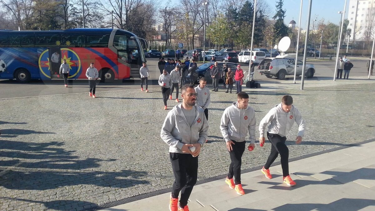 GALERIE FOTO + VIDEO Sicriul lui Daniel Prodan a fost dus la capela din Pipera! Peluza Sud Steaua a venit la Arena Națională și a afișat un banner uriaș