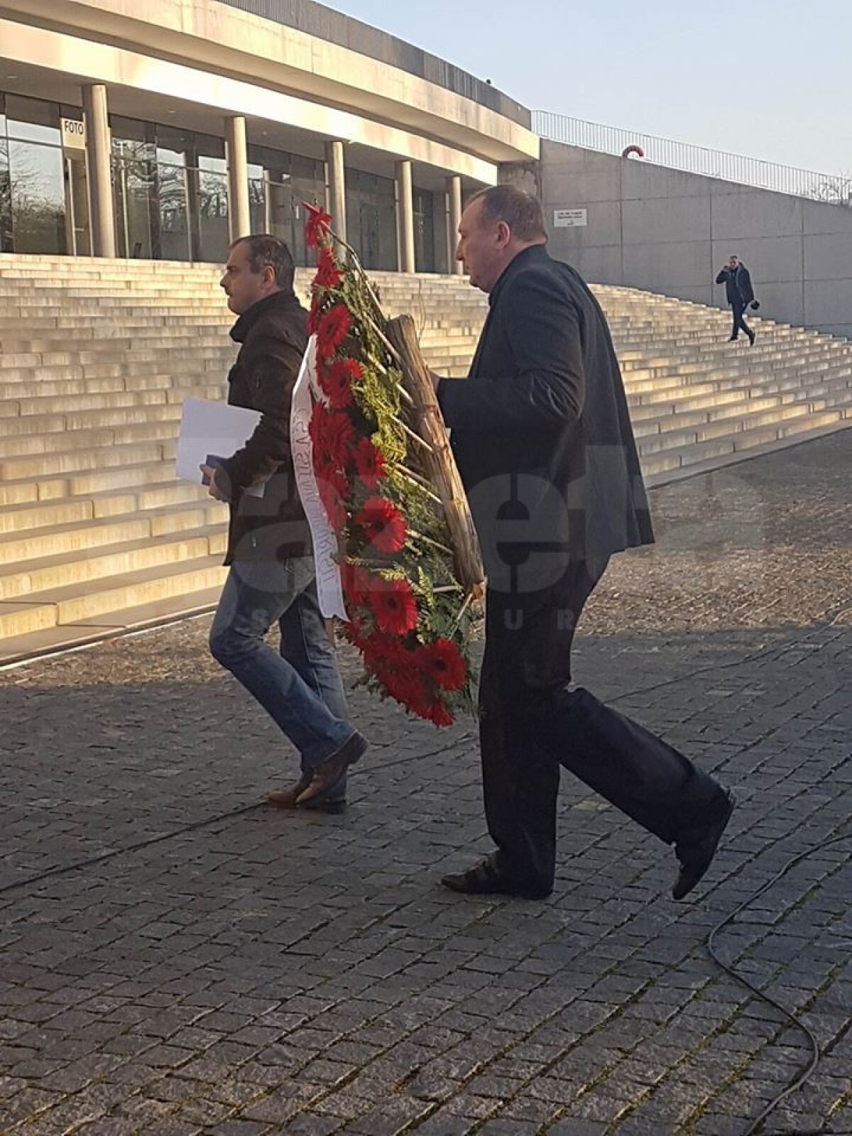 GALERIE FOTO + VIDEO Sicriul lui Daniel Prodan a fost dus la capela din Pipera! Peluza Sud Steaua a venit la Arena Națională și a afișat un banner uriaș